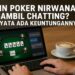 pria sedang bermain poker online